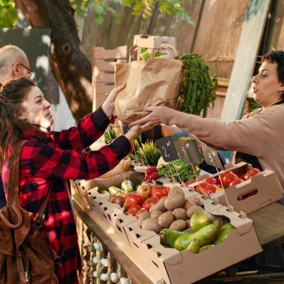 Woman,Stand,Owner,Putting,Fresh,Produce,In,Bag,To,Sell